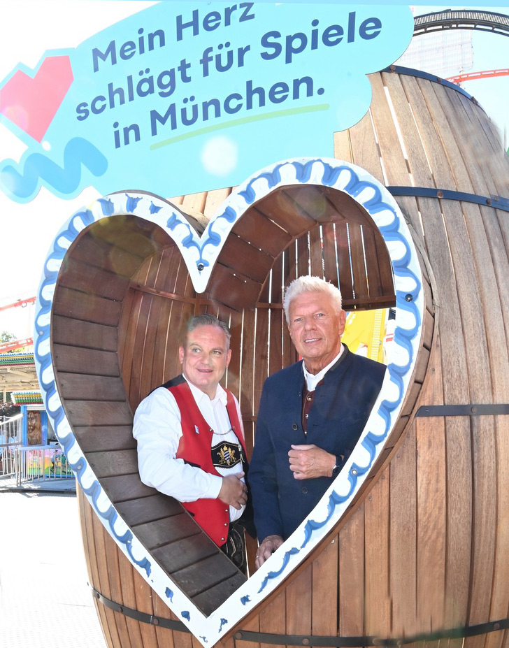 Presserundgang Wiesnchef Christian Scharpf und Oberbürgermeister Dieter Reiter beim neuen Fotopoint am Olympialooping  (©Foto: Ingrid Grossmann)